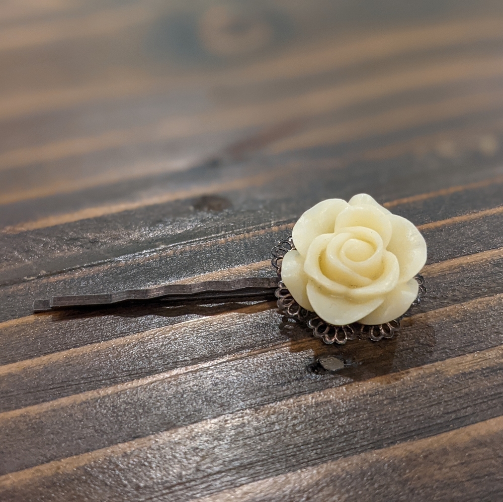 Beautiful 3 piece flower hair clips - Picture 5 of 7